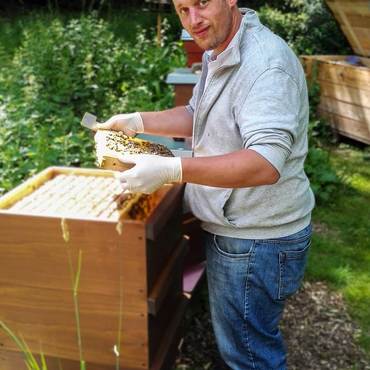 Productthumb imker sascha jelenowski bei seinen bienen in herdorf