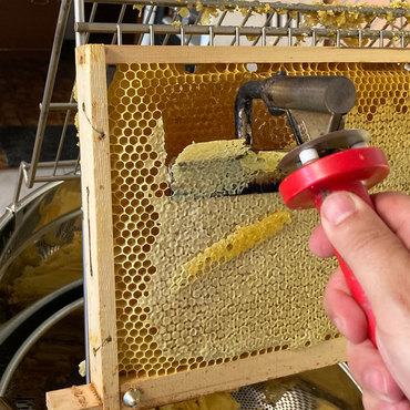 Productthumb imker christian pinzl bei der honig verarbeitung in niederbayern