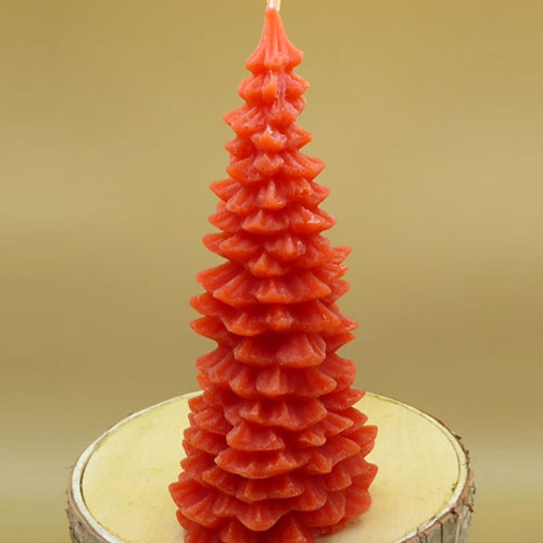 Rote bienenwachskerze motiv grosser tannenbaum